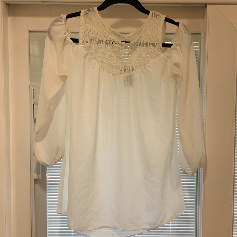 EUC Soho Apparel Ltd Lace and Sheer Cold Shoulder Long Sleeve Top White Size S